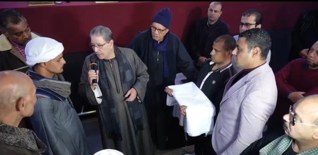 لحظة تقديم الكفن