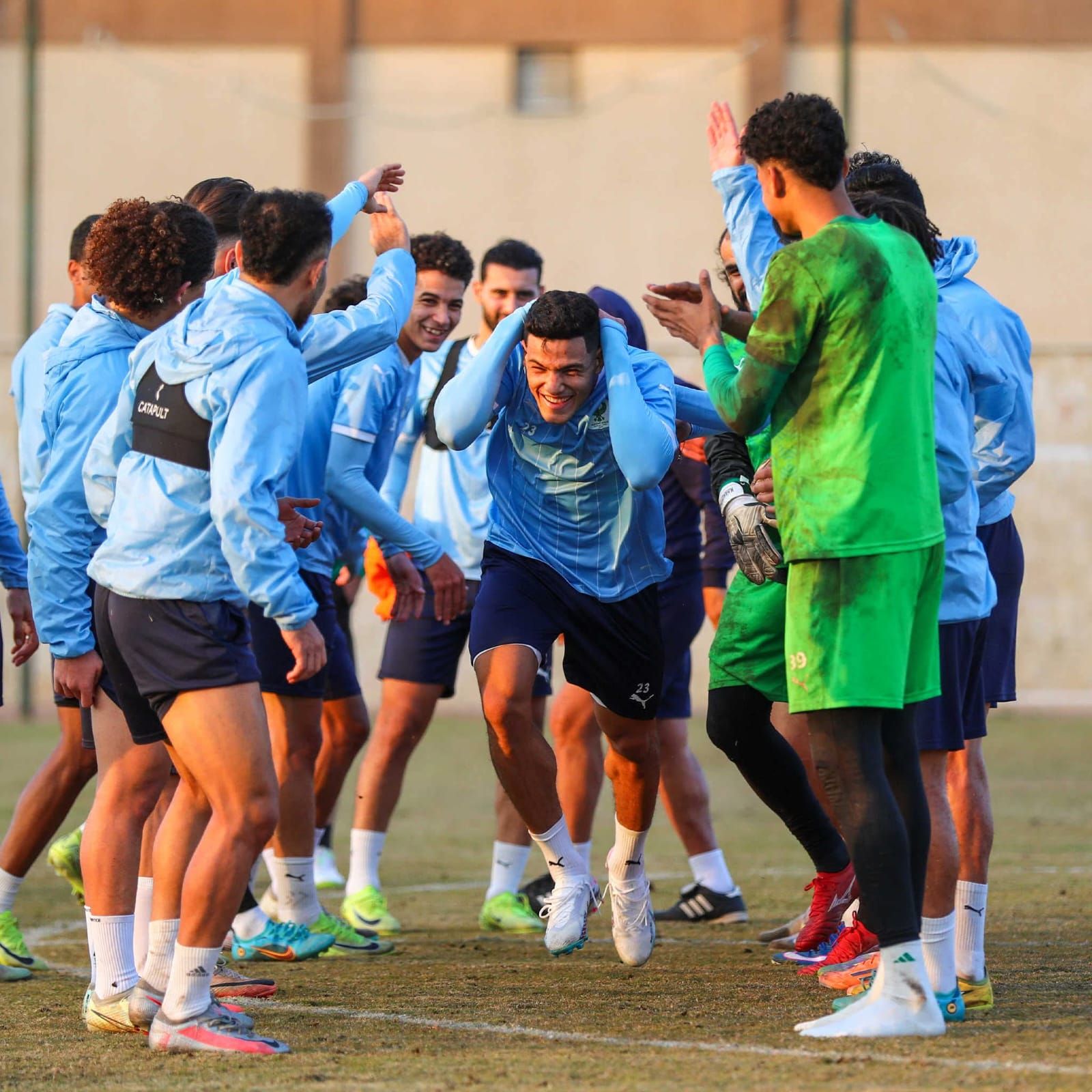 مصطفى العش يتلقى التحية من زملائه بالمصرى