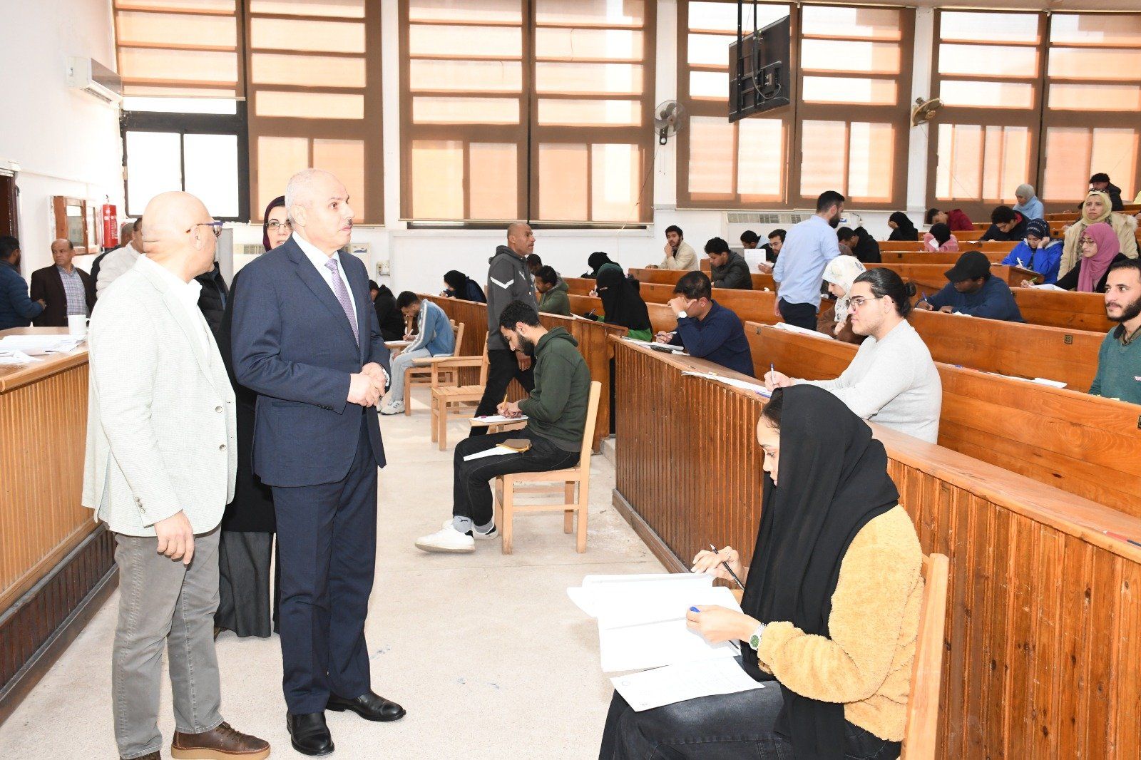 الطلاب يؤدون الامتحانات (2)