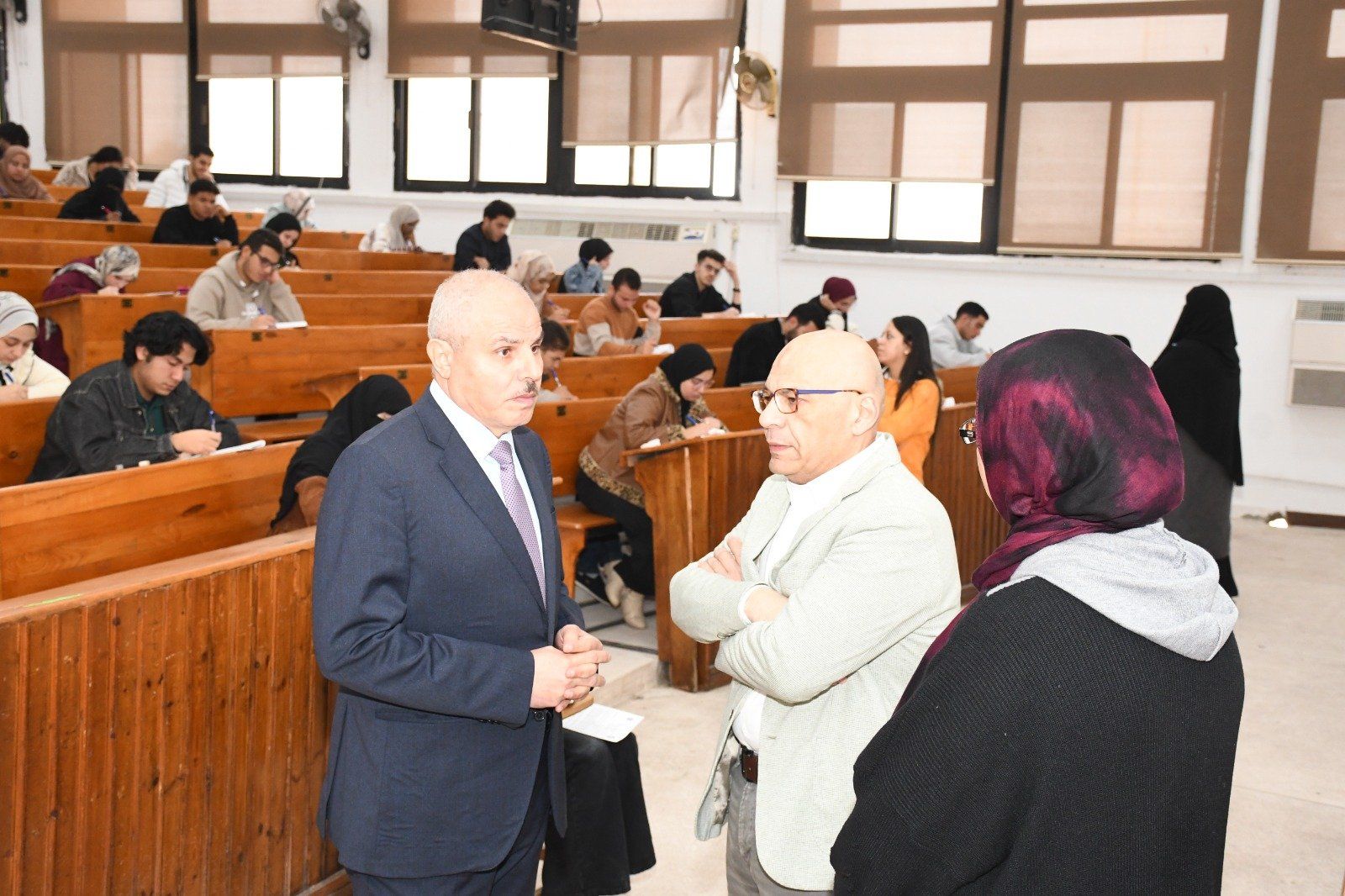 الطلاب يؤدون الامتحانات (3)