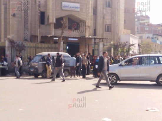 صلاة-الجنازة-على-جثامين-الأشقاء-الـ5-ضحايا-تسرب-الغاز-فى-بنها-(3)