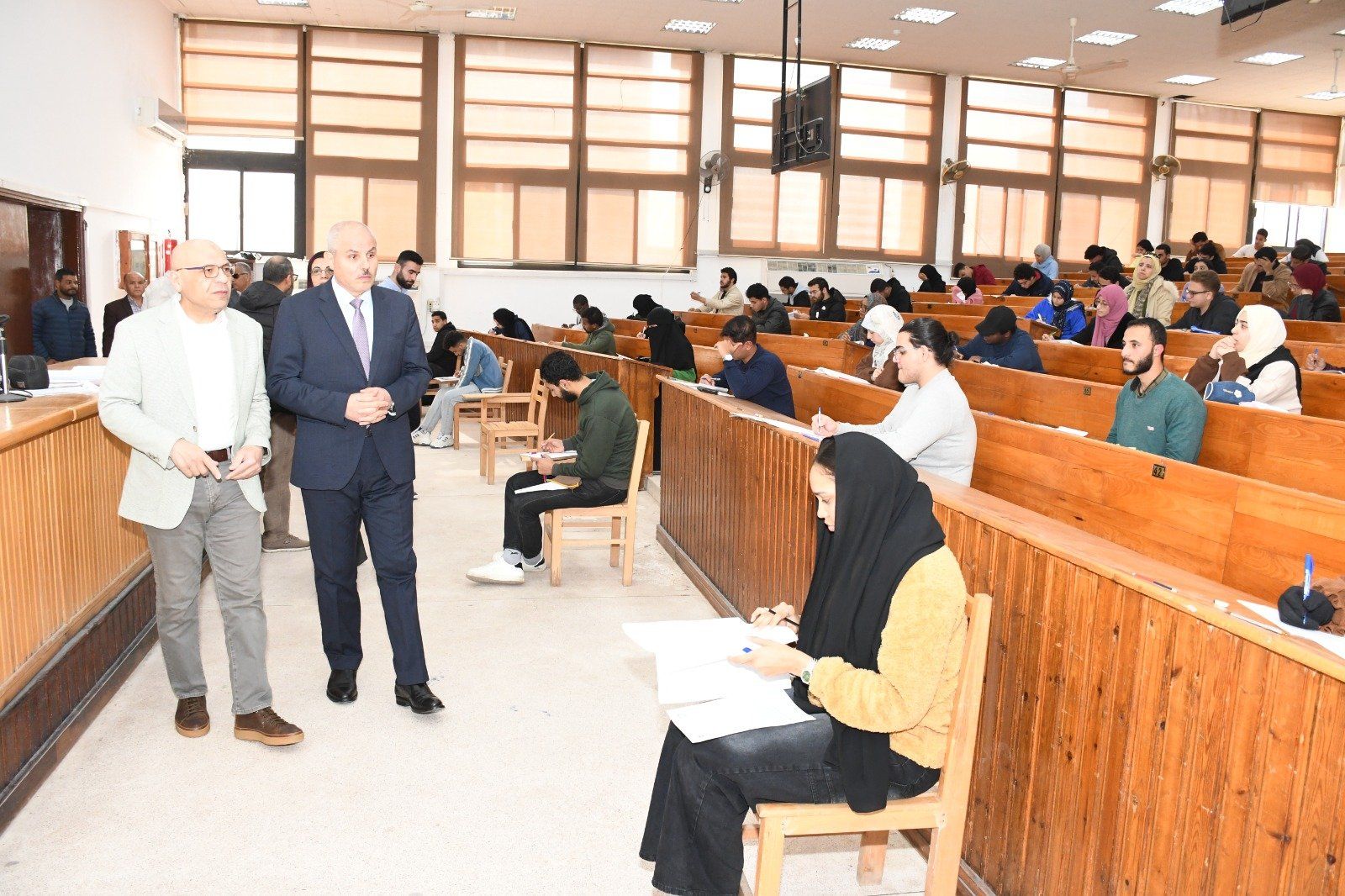 الطلاب يؤدون الامتحانات (4)