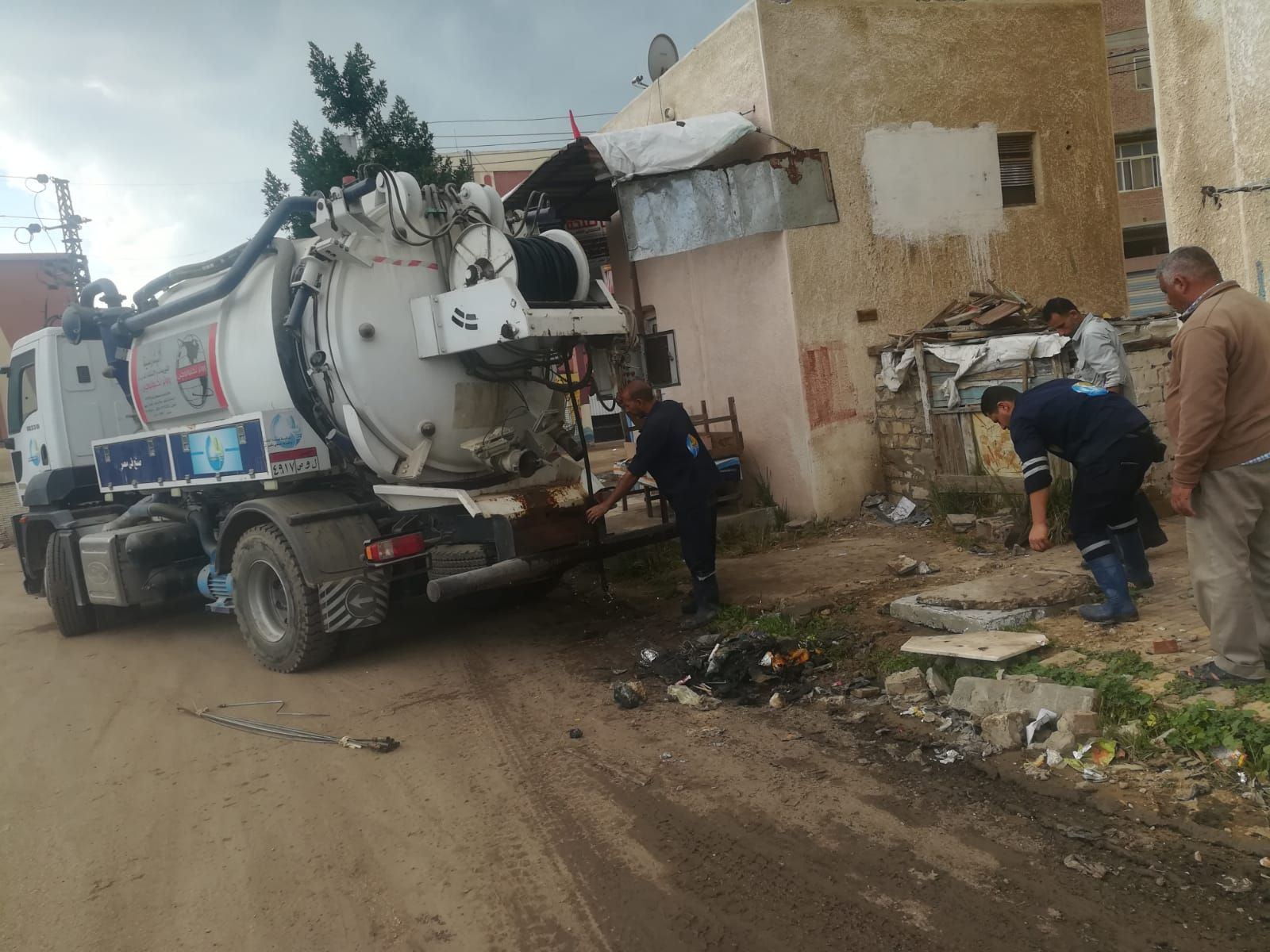 صيانة شبكة الصرف الصحي بفوه