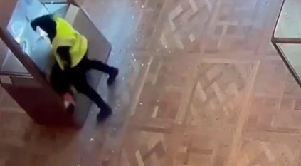 مشاهد جديدة لسرقة المجوهرات من متحف اللوفر