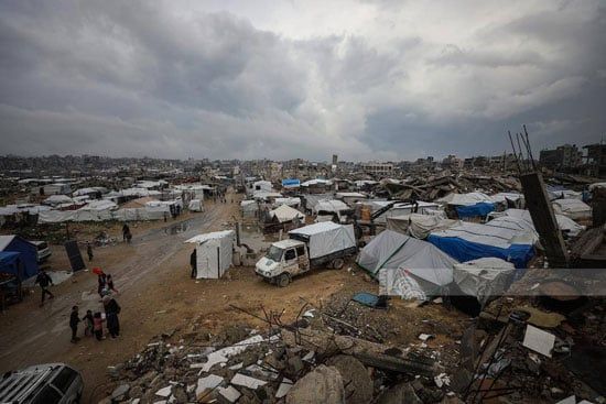 حياة قاسية يععشها النازحين فى خيام من القماش الهش