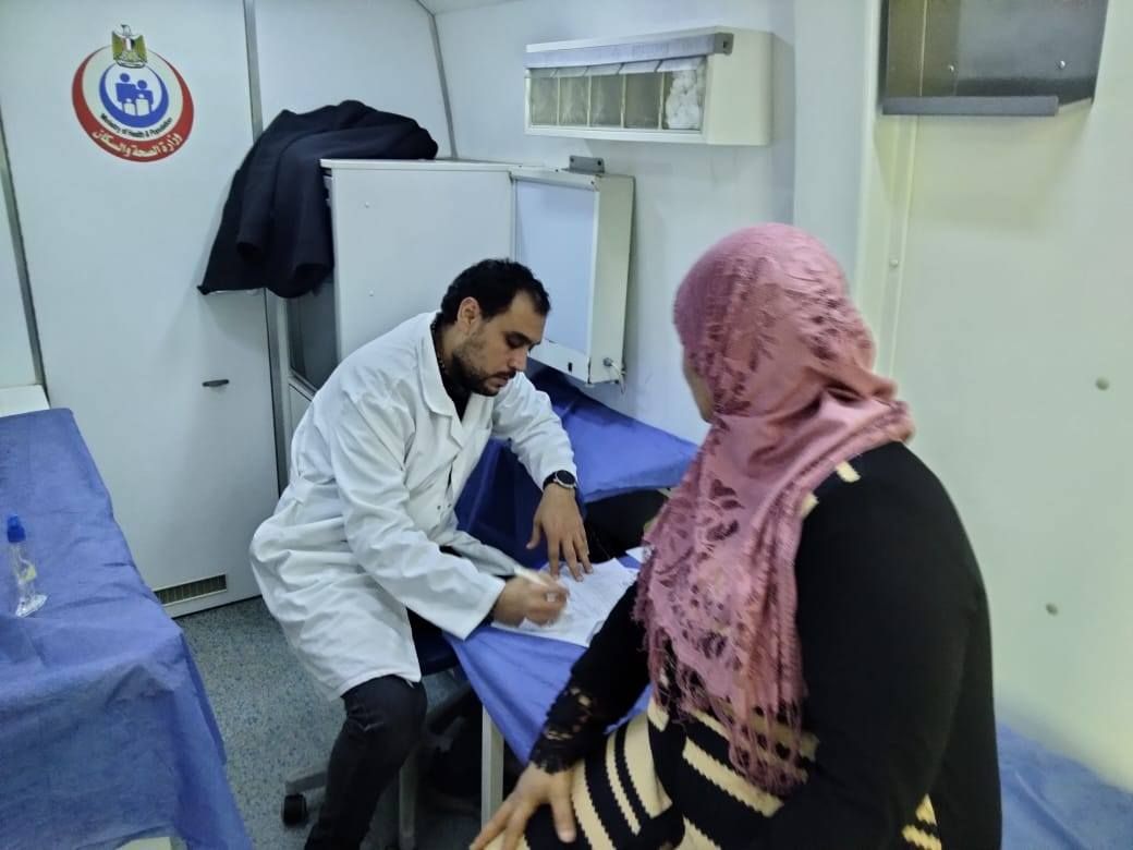 اجراء الكشف الطبي على سيدة