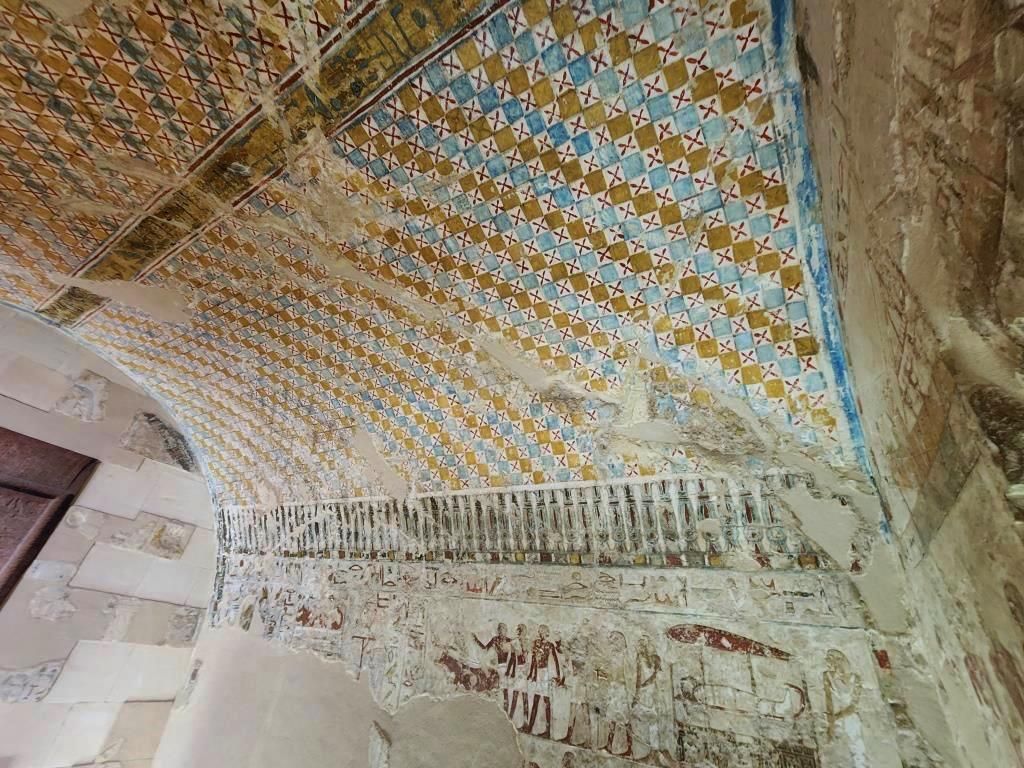 نقوش على أسقف مقبرة طيبة تيبانا 39 في البر الغربى