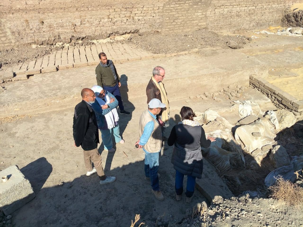 قيادات آثار الأقصر يتابعون أعمال البعثات الأجنبية في مناطق البر الغربى الأثرية قيادات آثار الأقصر يتابعون أعمال البعثات الأجنبية في مناطق البر الغربى الأثرية