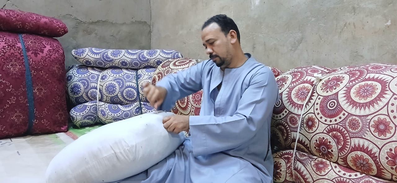 محمد يونس 25 عاما في التنجيد البلدي بقنا