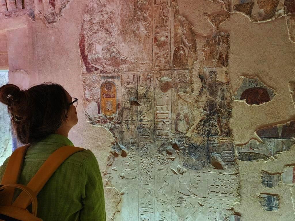 استغراق سائحة فى نقوش مقبرة طيبة تيبانا 39 في البر الغربى