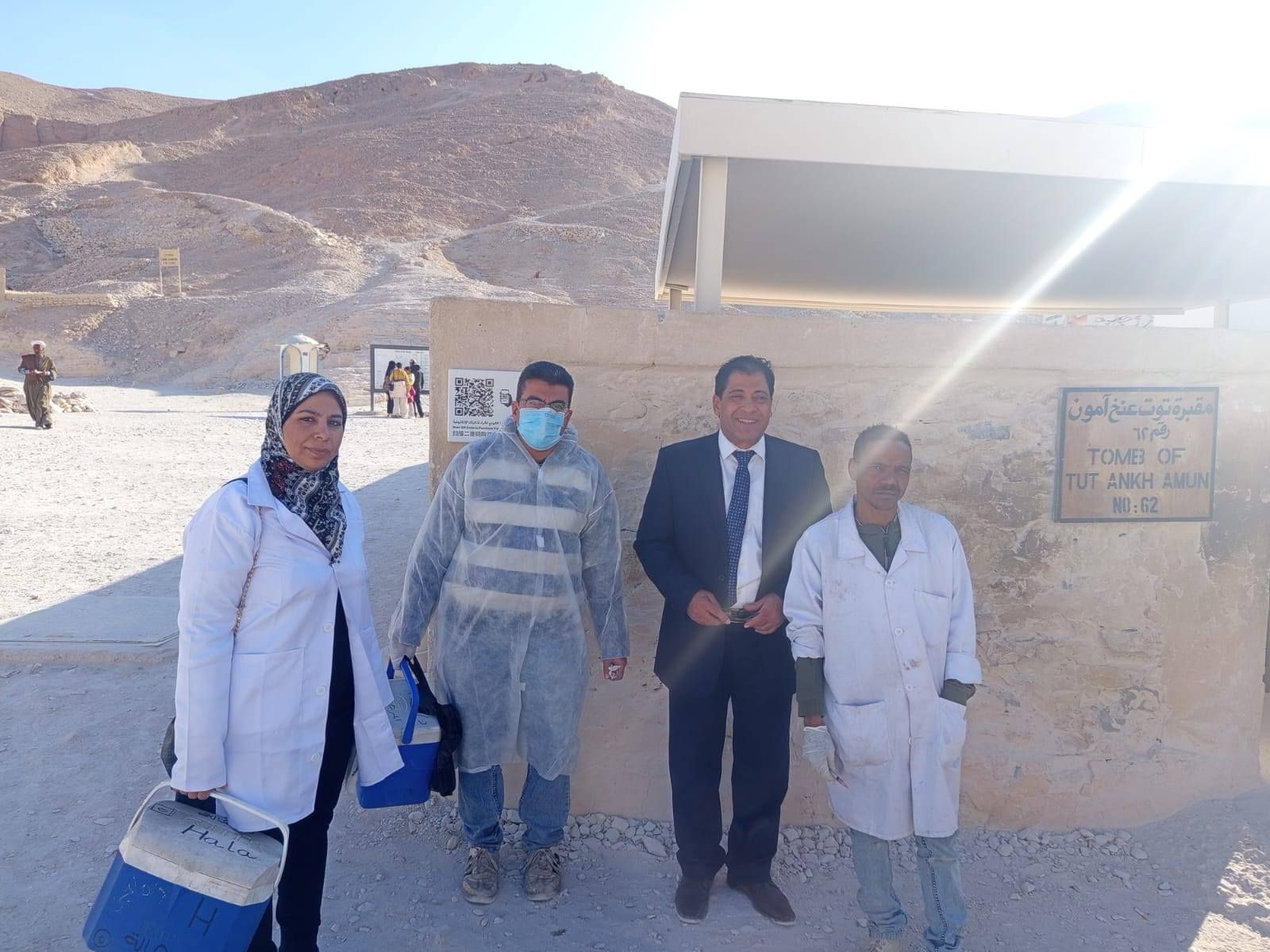 لجان تحصين الكلاب الحرة فى منطقة وادى الملوك بالأقصر لجان تحصين الكلاب الحرة فى منطقة وادى الملوك بالأقصر