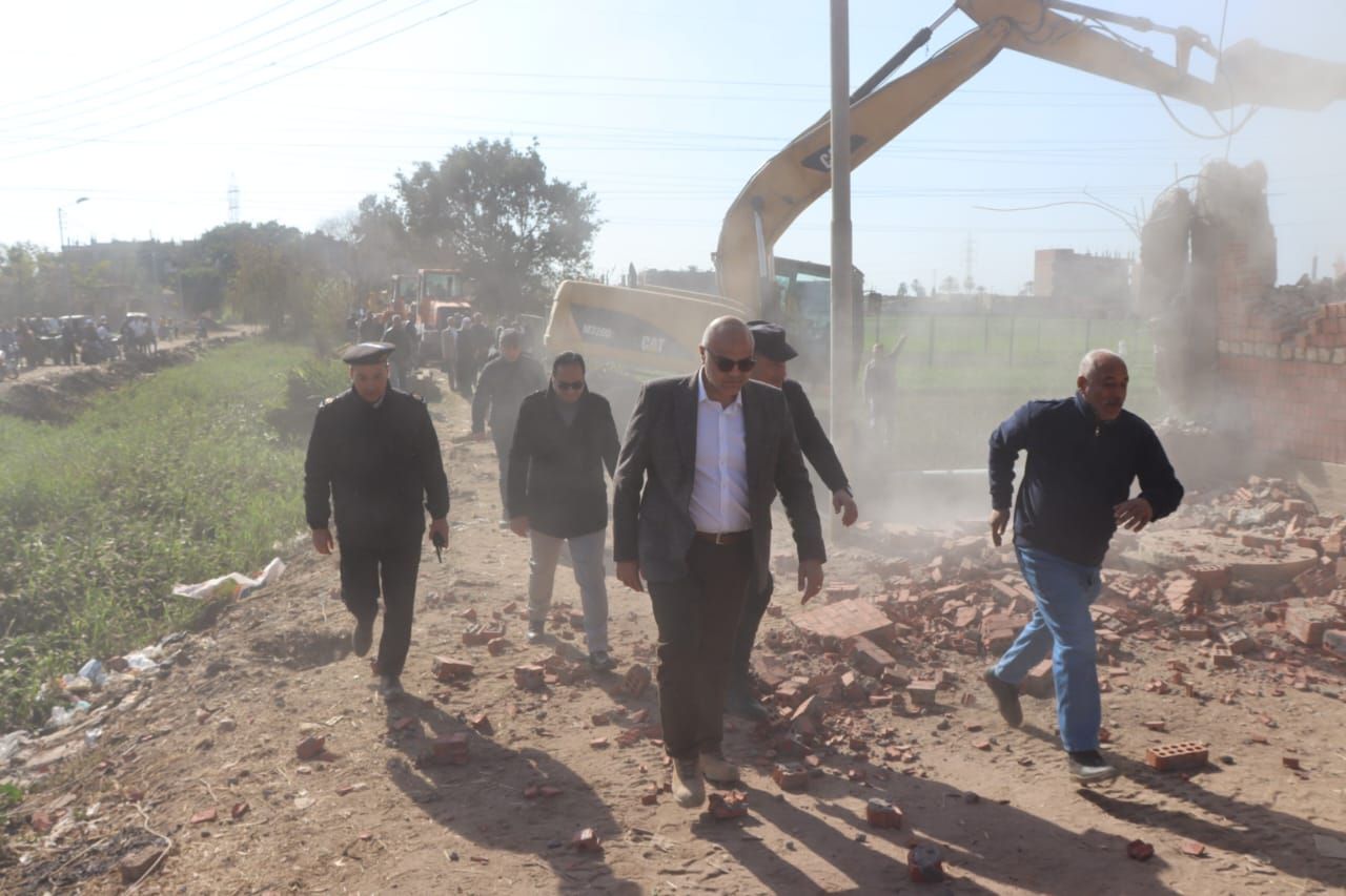 خلال متابعة محافظ القليوبية لأعمال الحملة المكبرة