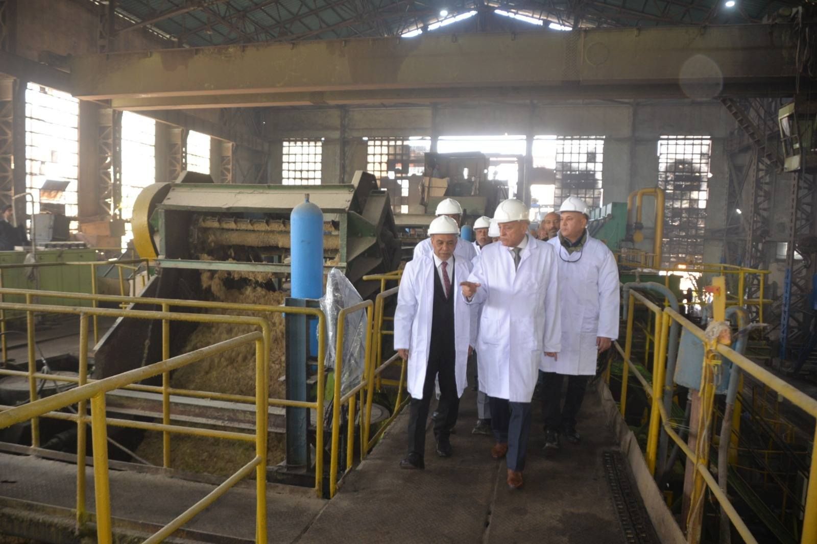 المحافظ يتفقد مشاهد استخلاص وعصير القصب داخل المصنع