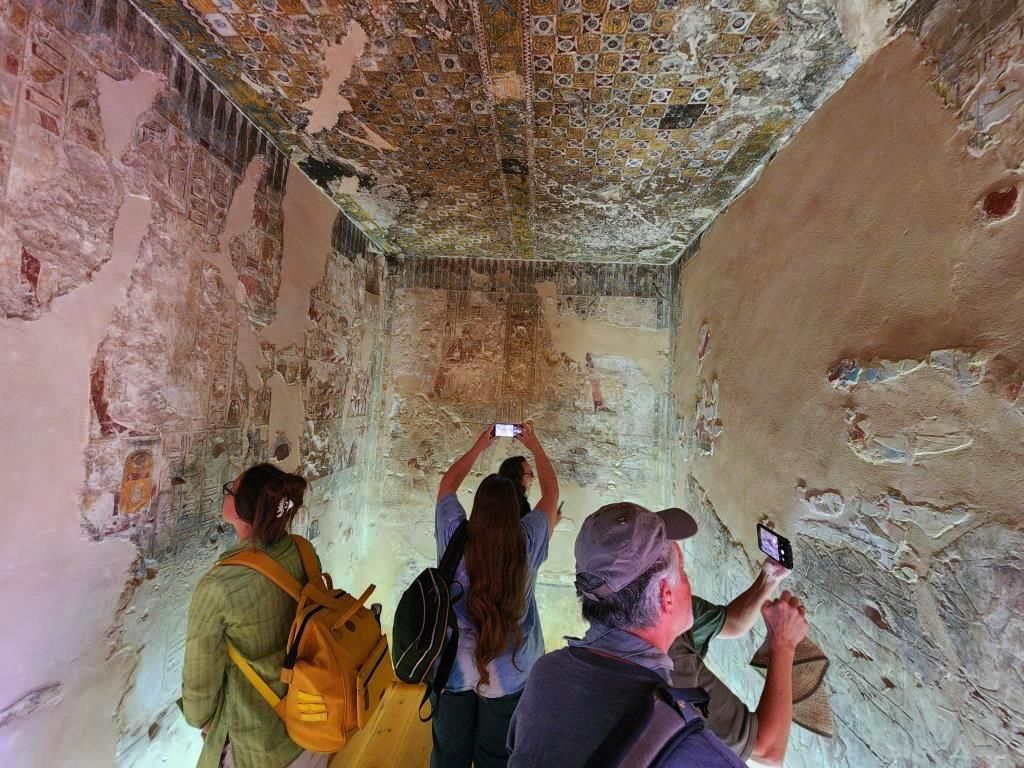 زيارات السائحين للمقبرة عقب فتحها للجهور