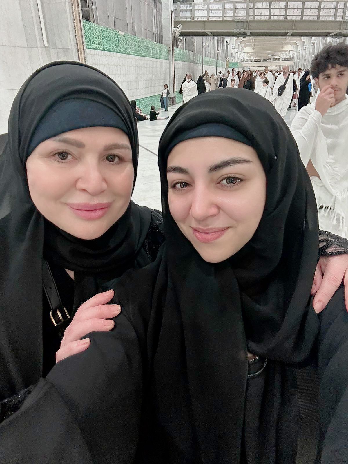 الهام شاهين وابنة شقيقتها من الحرم المكي