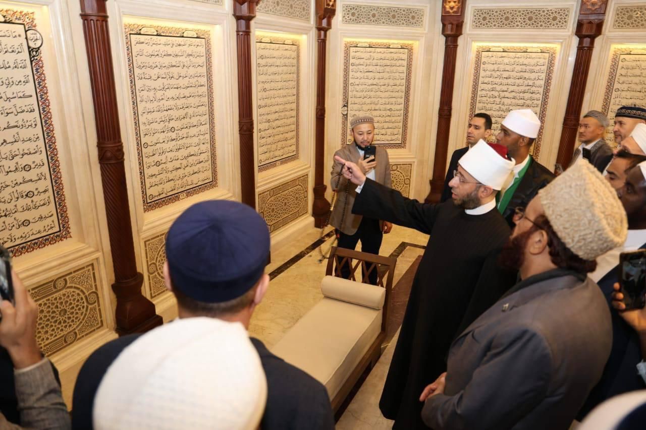 وزير الأوقاف يصطحب وفود مؤتمر الاعلى للشئون الإسلامية في زيارة لمسجد مصر الكبير