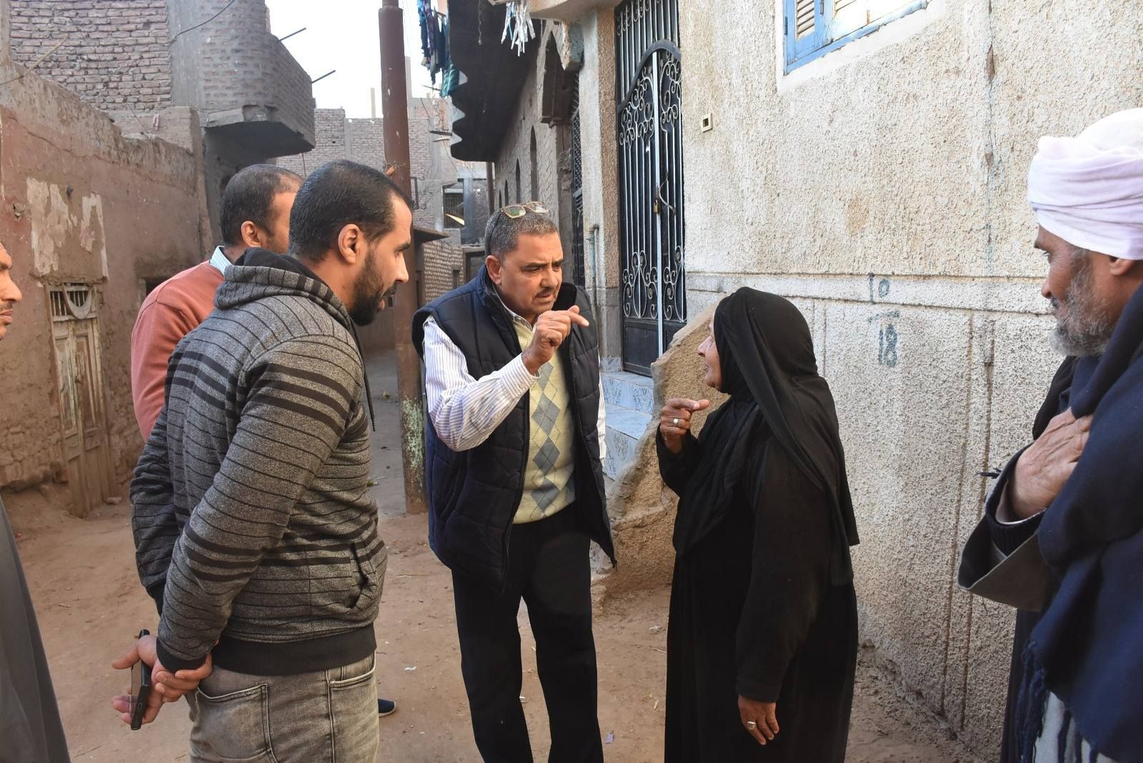 رئيس مياه الأقصر يتفقد وصلات الصرف لبدء توصيل الخدمة للأهالي رئيس مياه الأقصر يتفقد وصلات الصرف لبدء توصيل الخدمة للأهالي