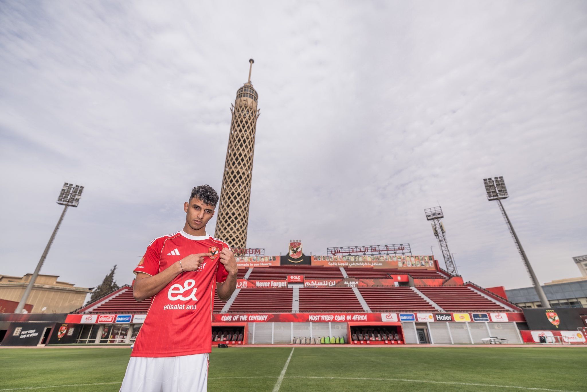 أحمد عيد داخل ملعب مختار التتش عقب الانضمام للاهلى (2)