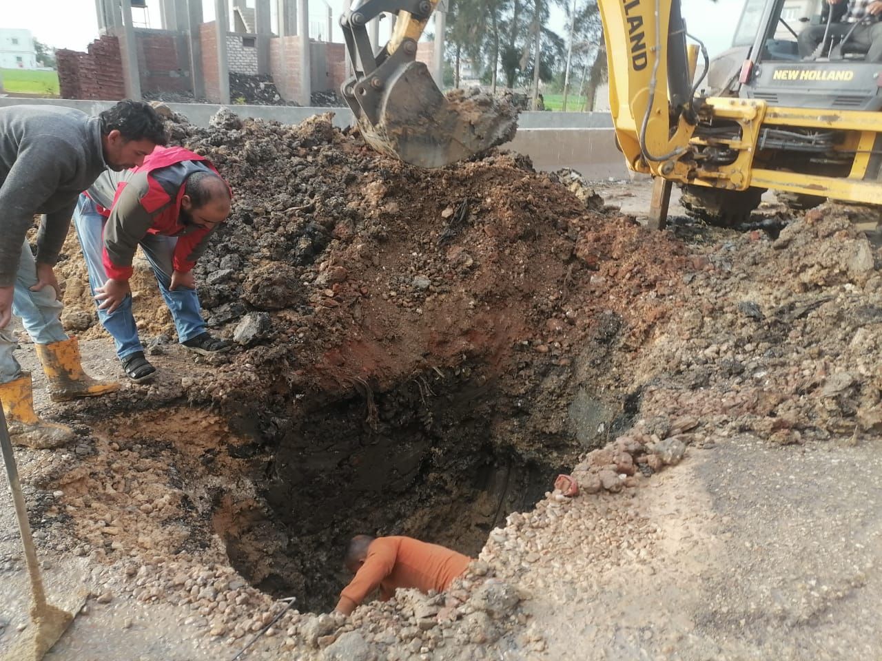 إصلاح وصيانة خطوط مياه الشرب بقرى الحدادي إصلاح وصيانة خطوط مياه الشرب بقرى الحدادي