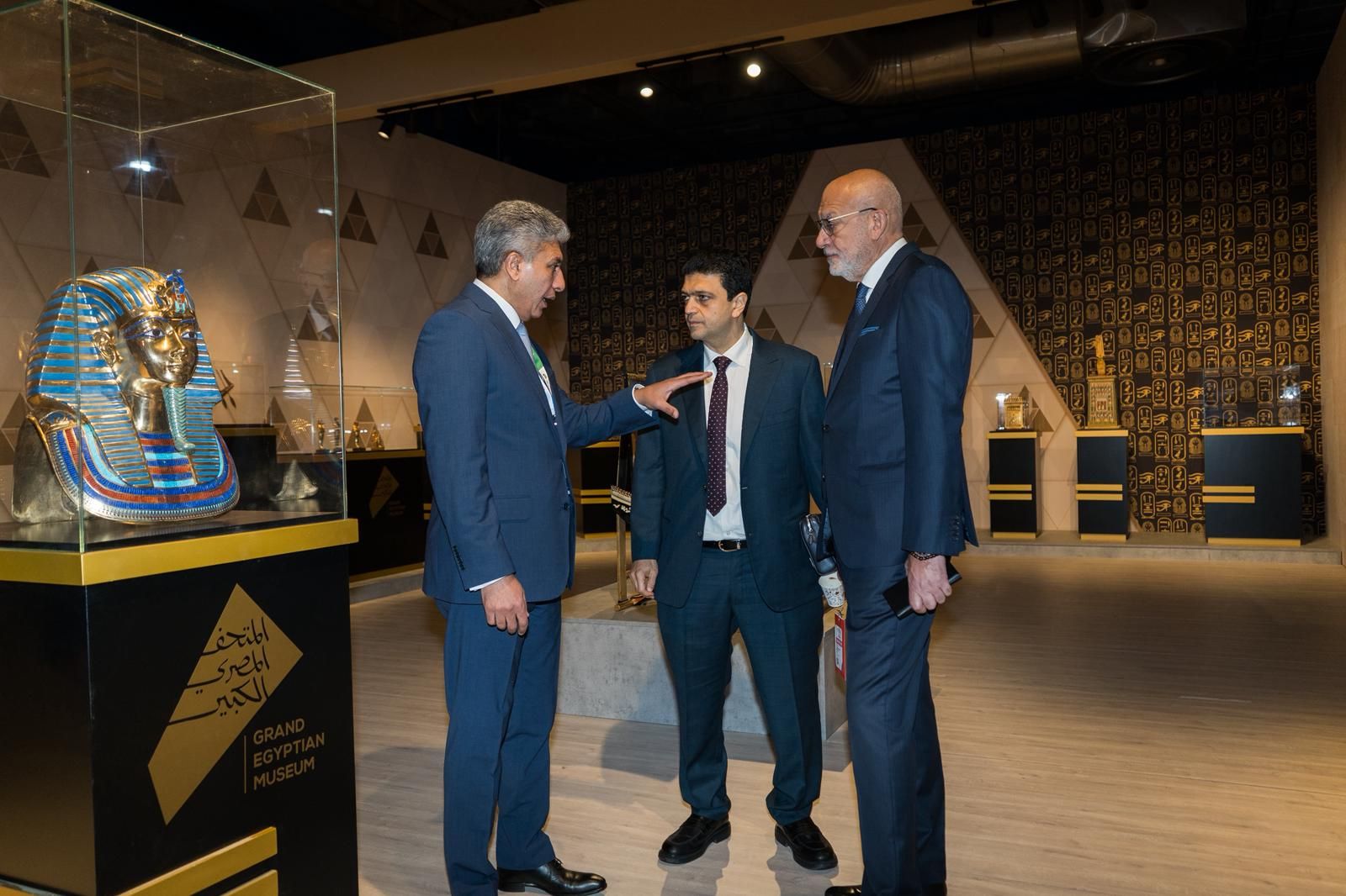 وزير السياحة خلال الافتتاح