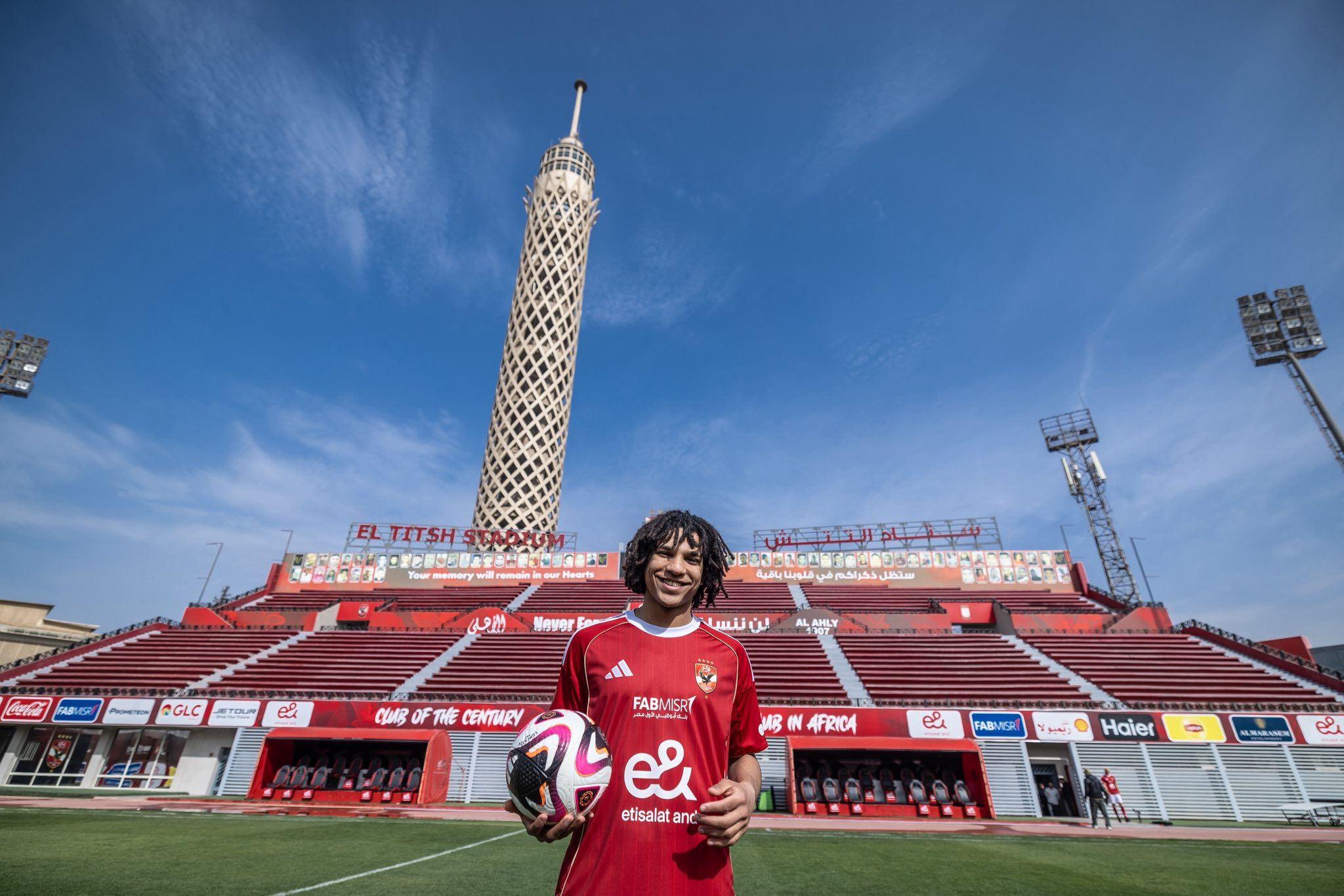 مروان عثمان بقميص الاهلى داخل مختار التتش (3)