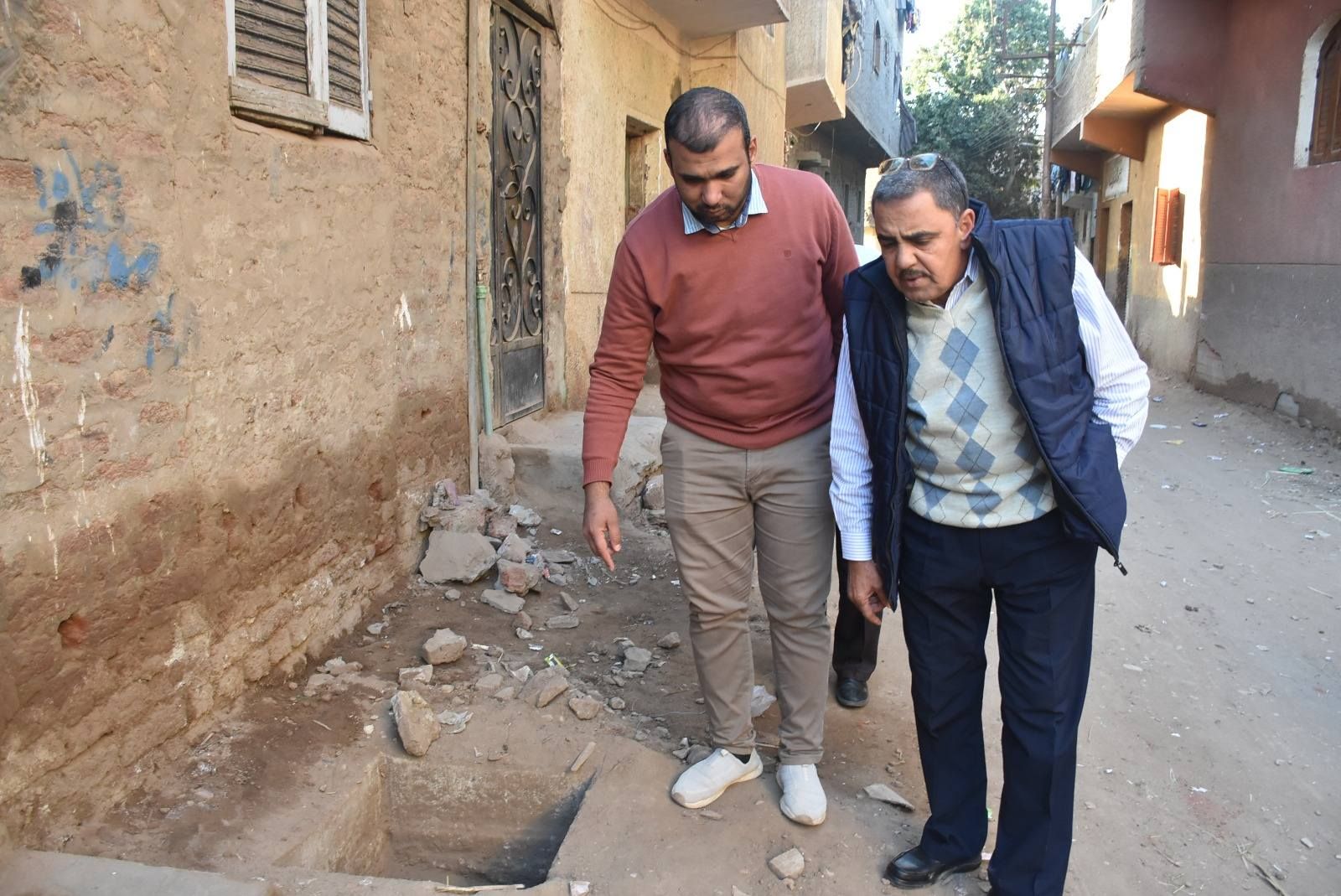 متابعة وصلات الصرف لبدء توصيل الخدمة للأهالي بمنطقة نجع الجالس بالكرنك متابعة وصلات الصرف لبدء توصيل الخدمة للأهالي بمنطقة نجع الجالس بالكرنك