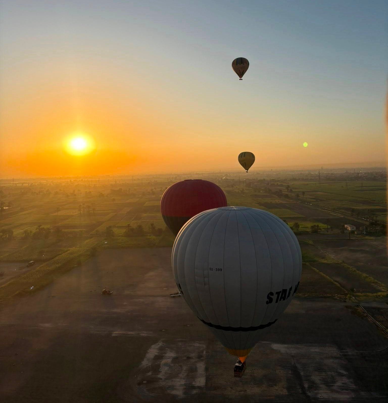 جانب من تحليق رحلات البالون الطائر غرب الأقصر