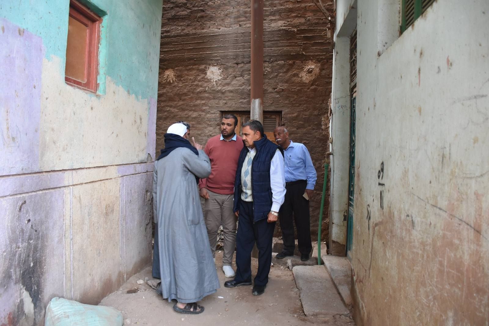 تفقد وصلات الصرف لبدء توصيل الخدمة للأهالي بمنطقة نجع الجالس بالكرنك تفقد وصلات الصرف لبدء توصيل الخدمة للأهالي بمنطقة نجع الجالس بالكرنك