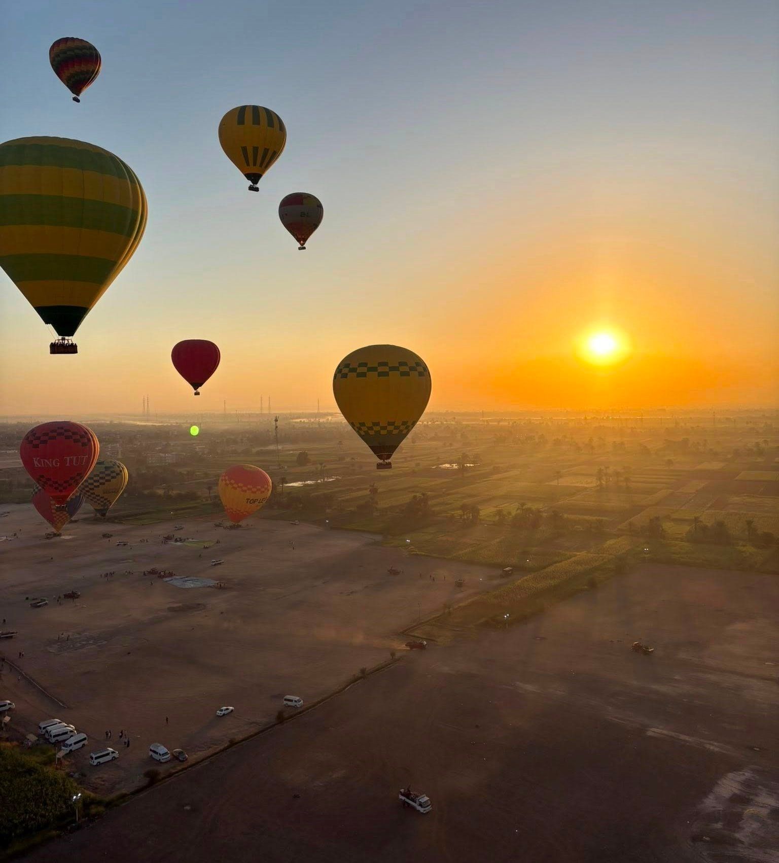 البر الغربى تشهد تحليق 60 رحلة بالون طائر تقل على متنها 1500 سائح