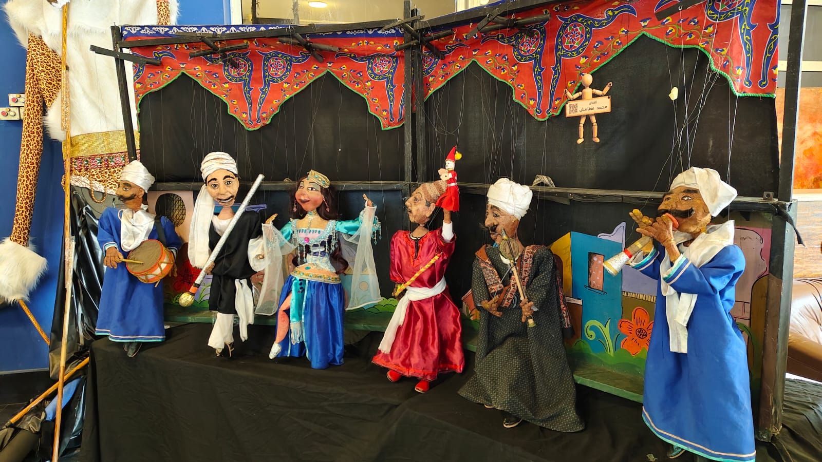 العرائس تقدم فنون رائعة