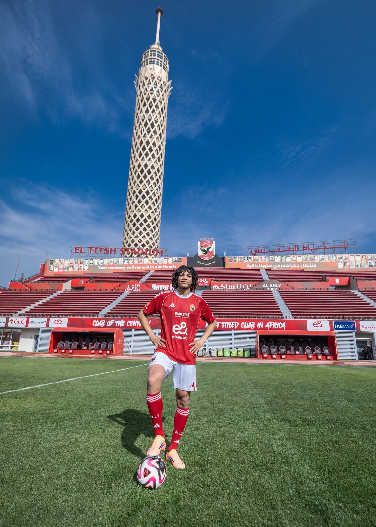 مروان عثمان بقميص الاهلى داخل مختار التتش (2)