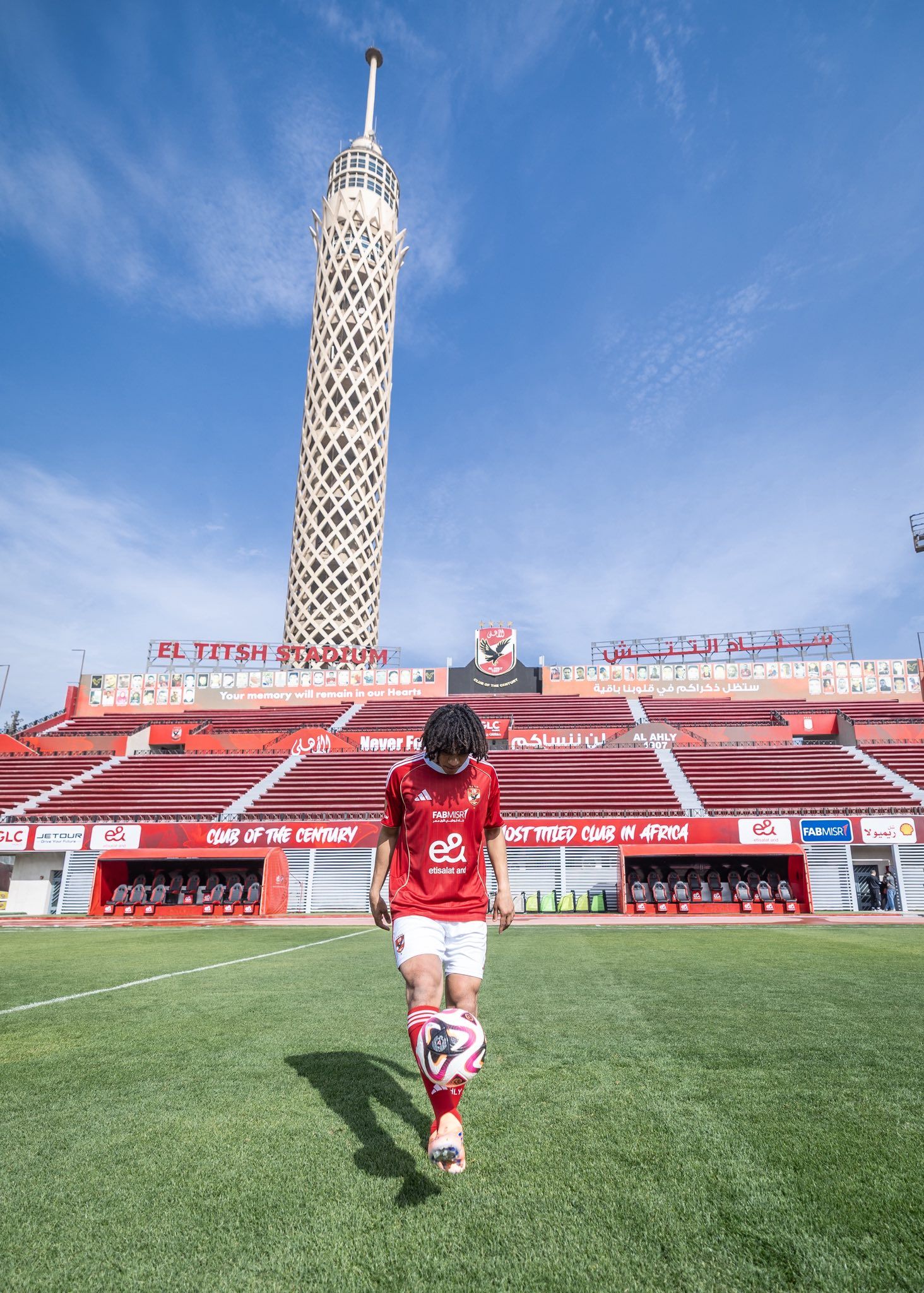 مروان عثمان بقميص الاهلى داخل مختار التتش (4)