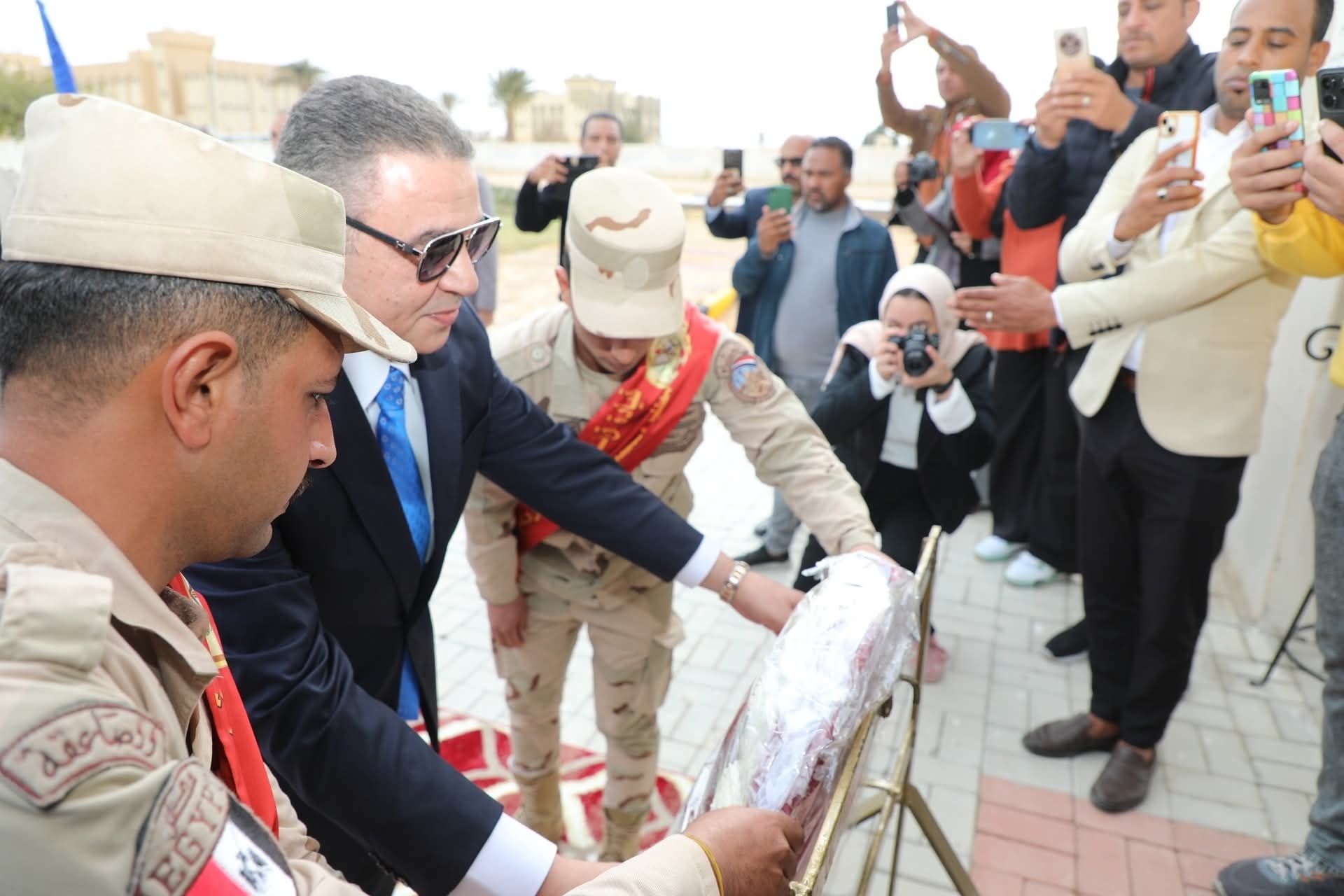 المحافظ يضع إكليل من الزهور المحافظ يضع إكليل من الزهور