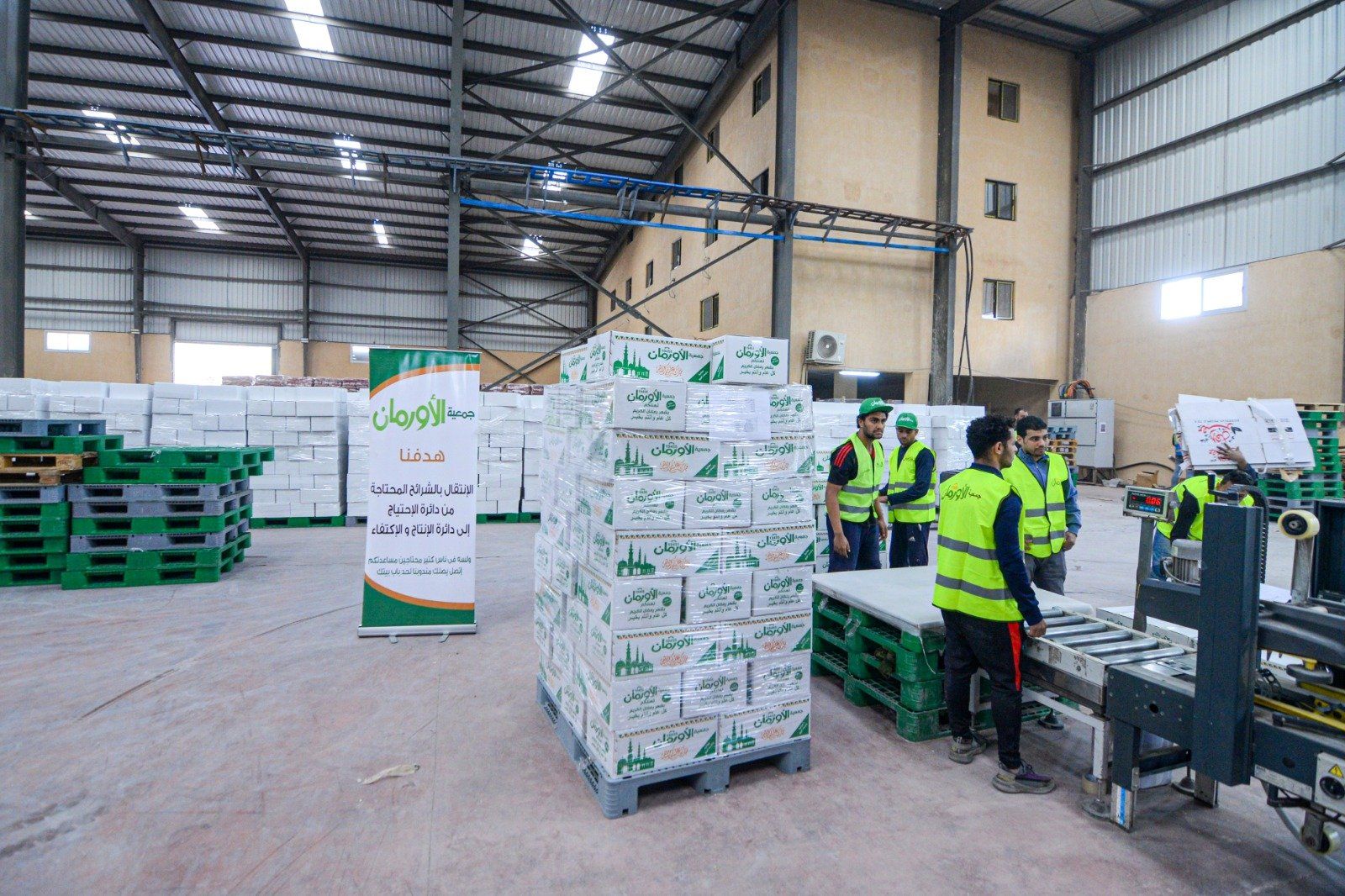 تجهيز كراتين مساعدات لتوزيعها فى رمضان