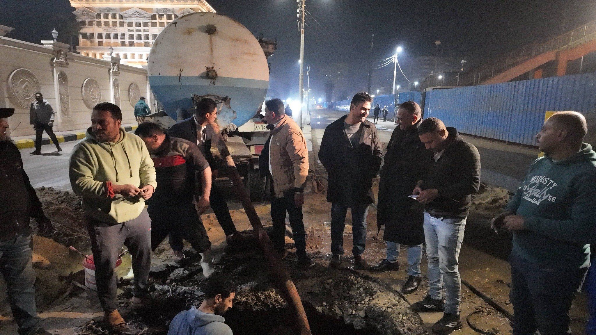 اصلاح كسر في خط مياه شرب اصلاح كسر في خط مياه شرب