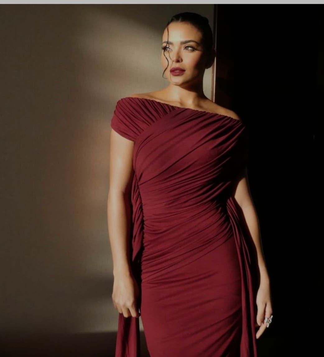 اسماء جلال بفستان انيق اسماء جلال بفستان انيق