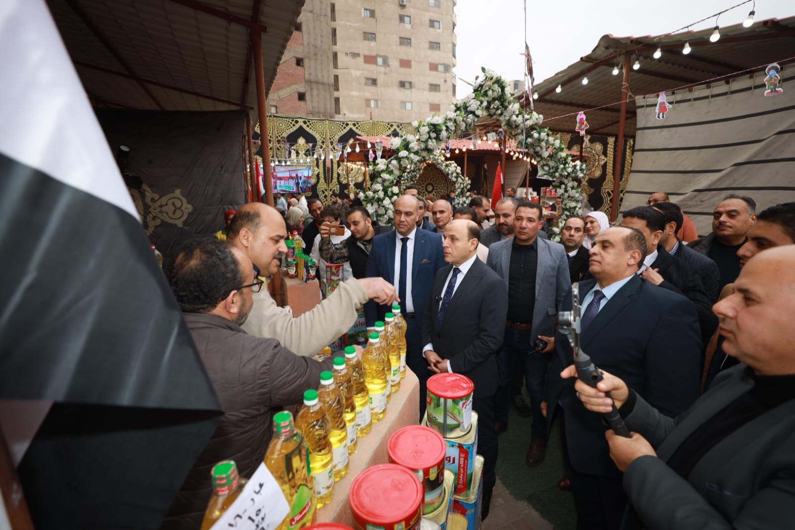 جانب من جولة محافظ كفر الشيخ لتفقد المعرض جانب من جولة محافظ كفر الشيخ لتفقد المعرض