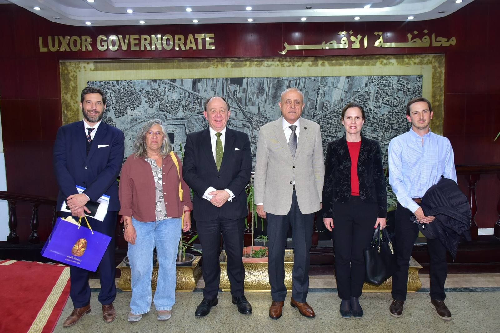 محافظ الأقصر يستقبل سفير الأرجنتين بالقاهرة لبحث سبل التعاون المشترك