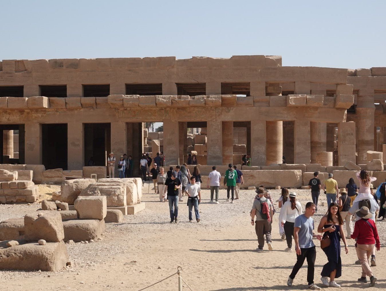 جانب من استمتاع السياح فى قلب معابد الأقصر جانب من استمتاع السياح فى قلب معابد الأقصر