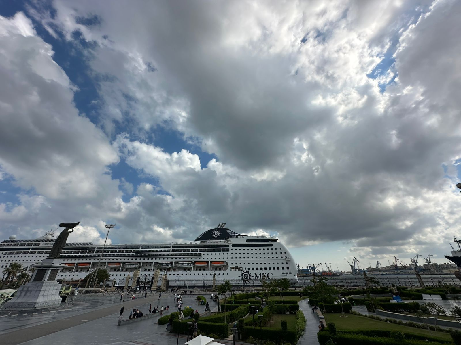 ساحة مصر تعلوها الغيوم