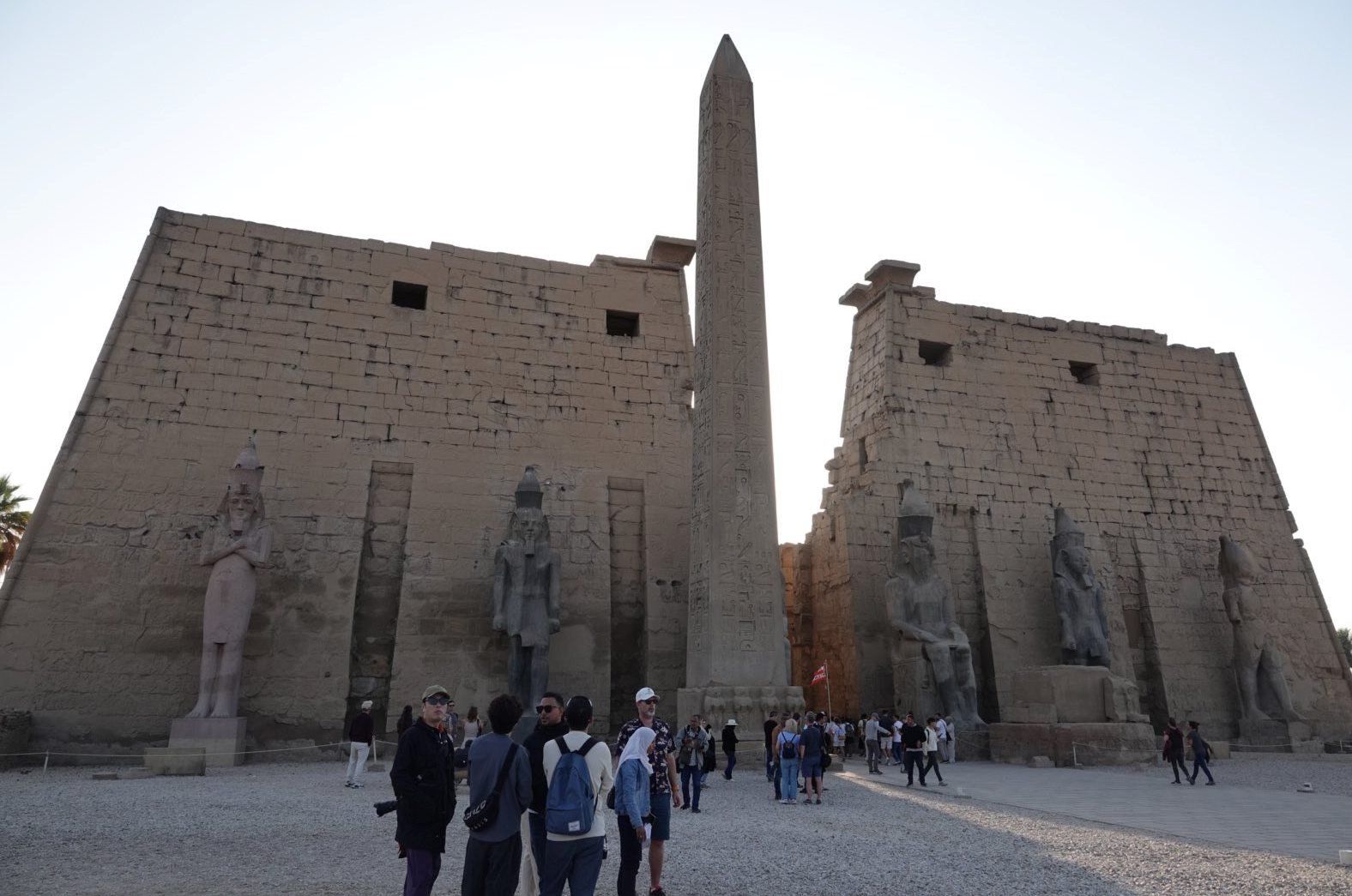 استمتاع السائحين فى قلب معبد الأقصر استمتاع السائحين فى قلب معبد الأقصر