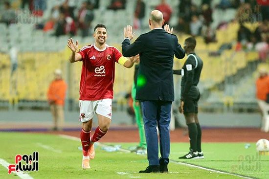 تريزيجيه يحتفل بالهدف مع مدرب الأهلى