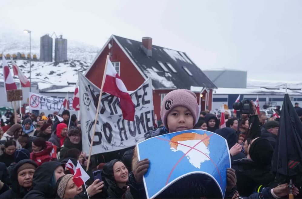 مظاهرات على الجليد.. احتجاج أهالى جزيرة جرينلاند على قرارات ترامب (4) مظاهرات على الجليد.. احتجاج أهالى جزيرة جرينلاند على قرارات ترامب (4)