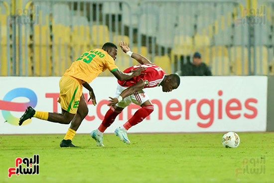 أليو ديانج وصراع علي الكرة أليو ديانج وصراع علي الكرة