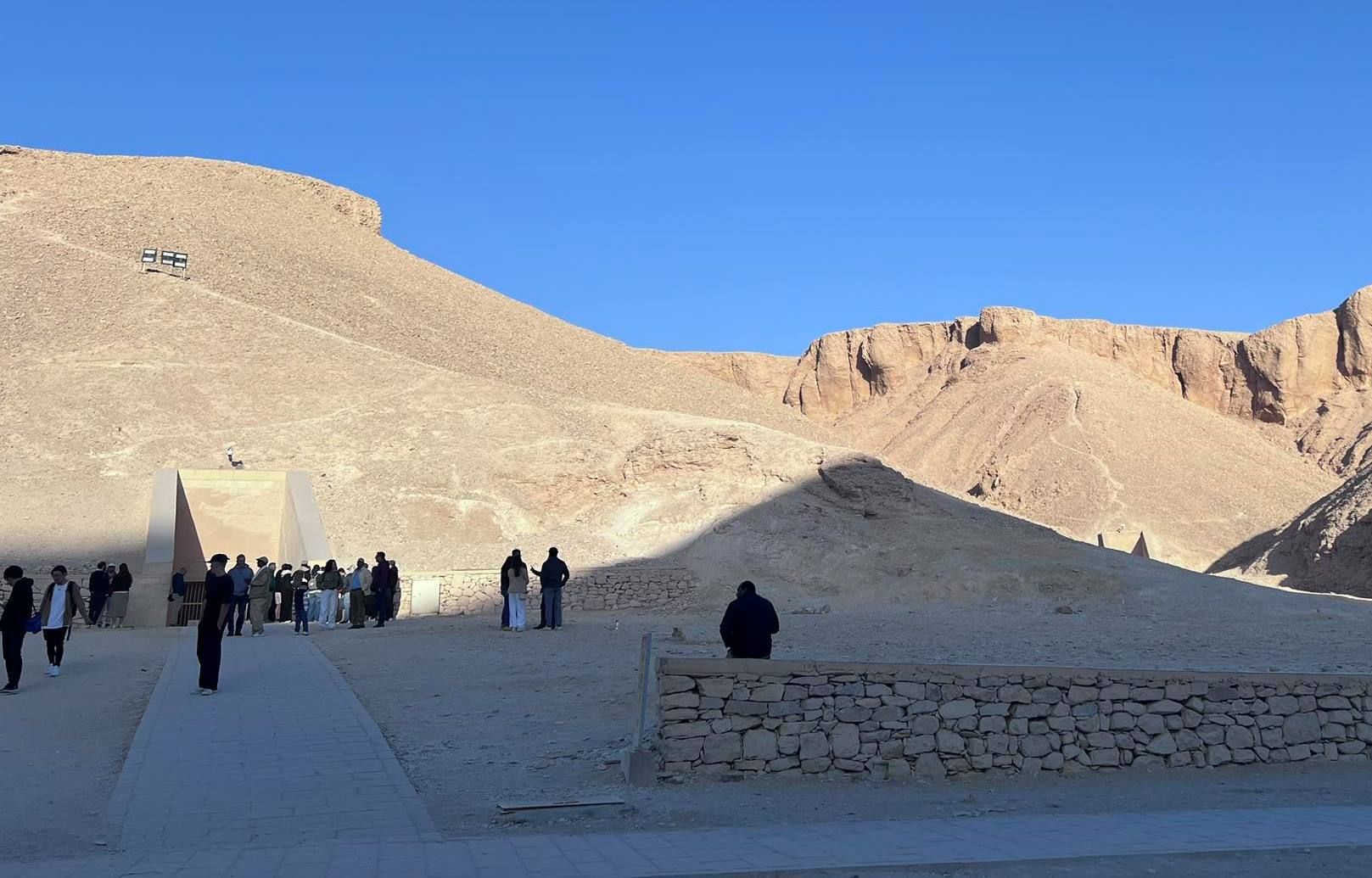 جانب من التوافد السياحى بمقابر ملوك الأقصر جانب من التوافد السياحى بمقابر ملوك الأقصر