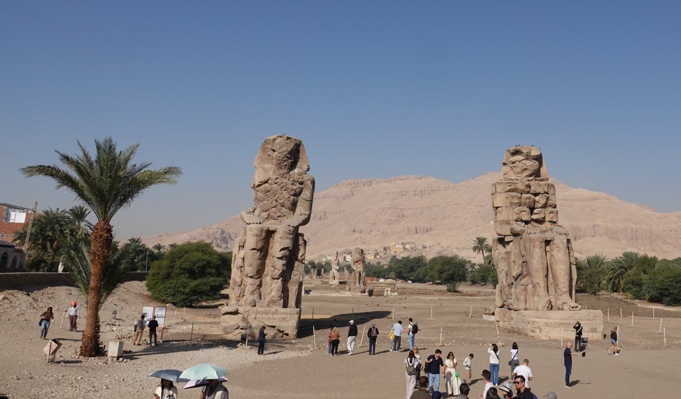 جانب من زيارات السائحين فى منطقة تمثالى ممنون جانب من زيارات السائحين فى منطقة تمثالى ممنون