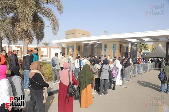 إقبال من الشباب على المعرض إقبال من الشباب على المعرض