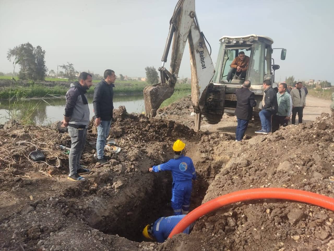 عمال الشركة يباشرون أعمال الصيانة عمال الشركة يباشرون أعمال الصيانة