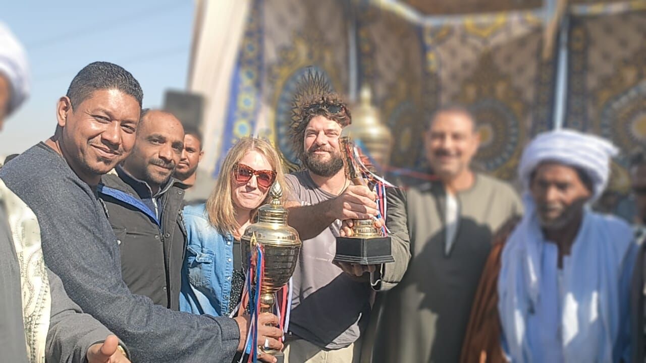 أجانب يستمتعون بالمشاركة فى سباقات الهجن بإسنا أجانب يستمتعون بالمشاركة فى سباقات الهجن بإسنا