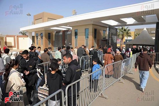 توافد على بوابات المعرض توافد على بوابات المعرض